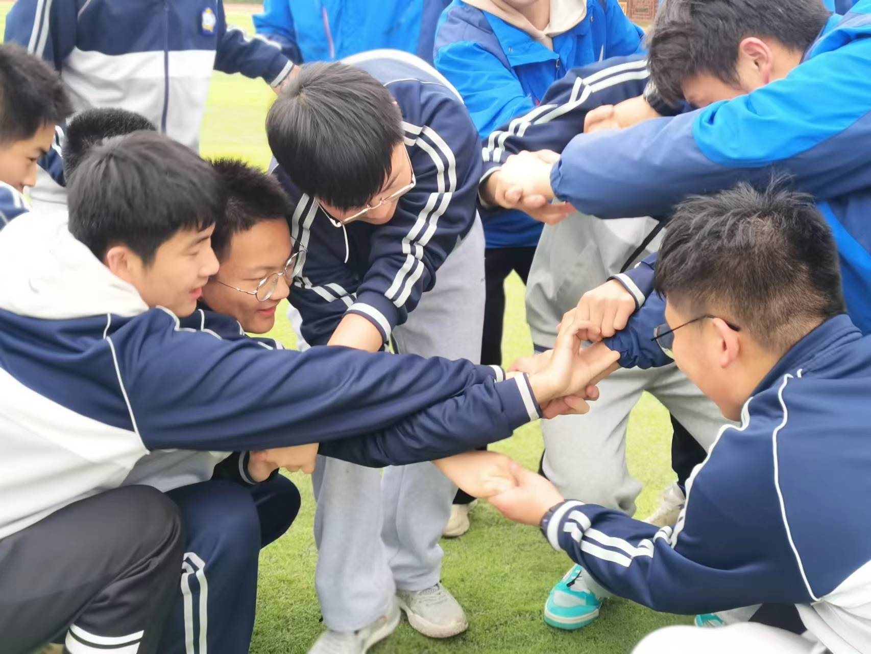 高中:开设户外团体心理课AG真人澳门百家家乐海头(图2) 高中:开设户外团体心理课AG真人澳门百家家乐海头(图2)